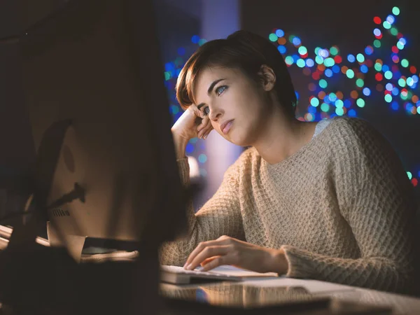 Gece Geç Saatlerde Onun Bilgisayar Ile Çalışan Yorgun Genç Kadın — Stok fotoğraf
