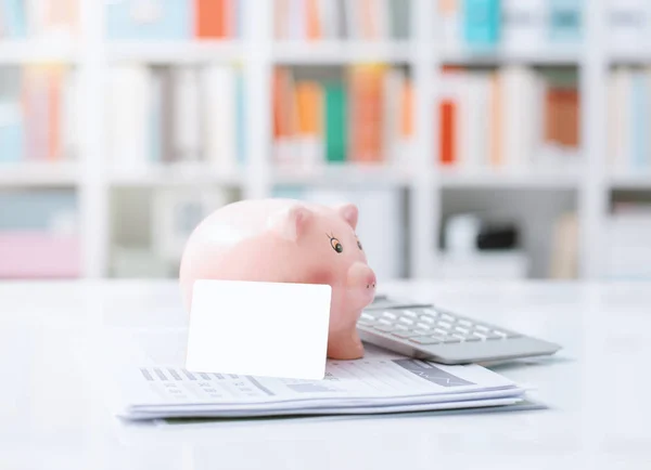 Piggy Bank Hitelkártya Számológép Egy Office Asztali Pénzügyi Jelentés Megtakarítások — Stock Fotó