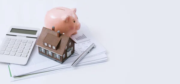 Model Huis Piggy Bank Rekenmachine Financieel Verslag Een Bureau Onroerend — Stockfoto