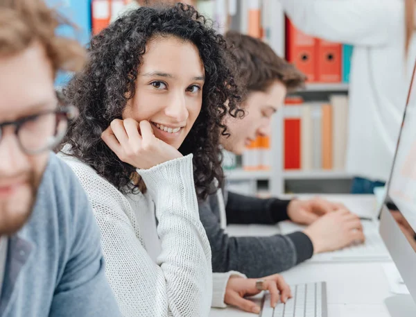 Młoda Szczęśliwa Studentów Bibliotece Studiują Razem Komunikacji Online Dziewczyna Uśmiecha — Zdjęcie stockowe