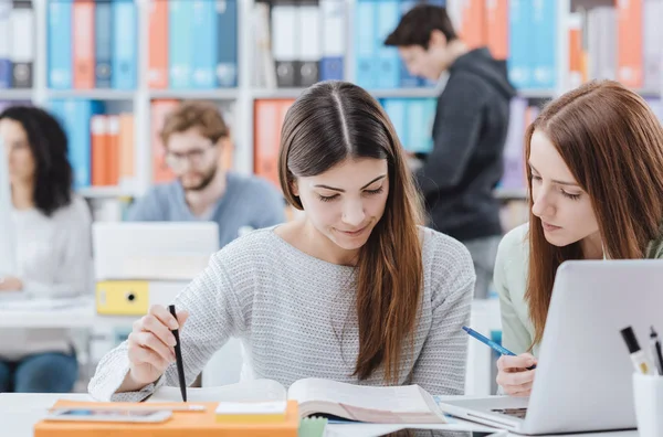 Jovens Estudantes Sexo Feminino Biblioteca Eles Estão Estudando Juntos Lendo — Fotografia de Stock