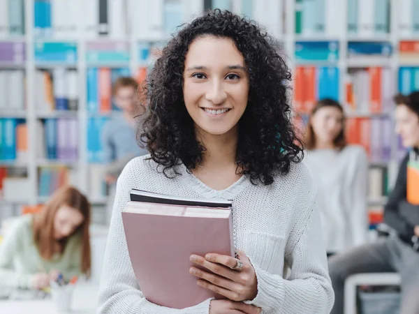 Estudante Universitária Sorridente Posando Com Cadernos Alunos Sobre Fundo Aprendizagem — Fotografia de Stock