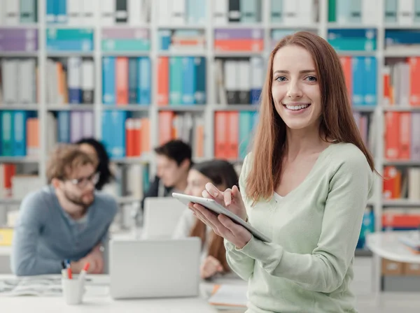 微笑的女学生连接数字片和学生组背景 — 图库照片