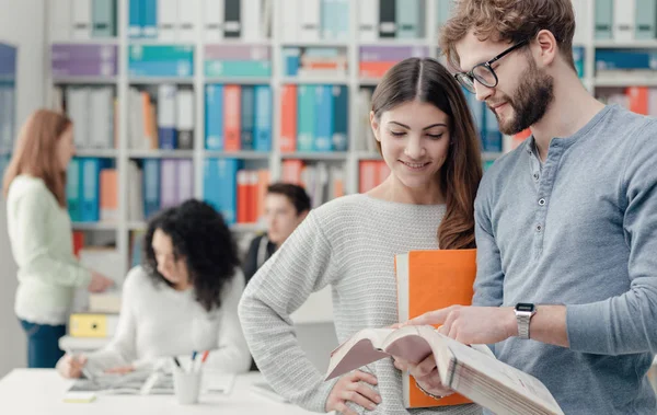 Estudantes Estudando Juntos Eles Estão Lendo Livro Aprendizagem Conceito Educação — Fotografia de Stock