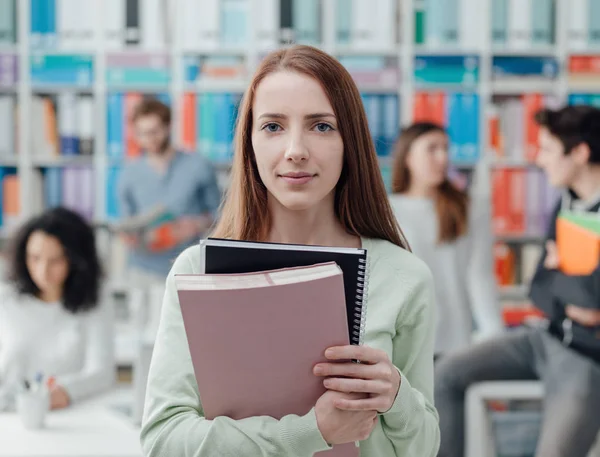 Studente Universitaria Sorridente Posa Con Quaderni Studenti Sullo Sfondo Concetto — Foto Stock