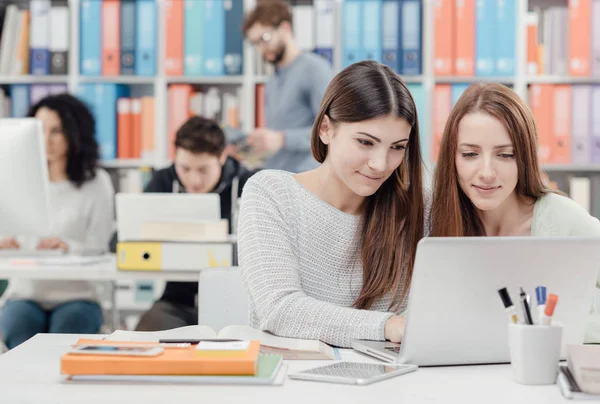 Młodych Uczennic Bibliotece Studia Razem Połączenie Laptopem — Zdjęcie stockowe