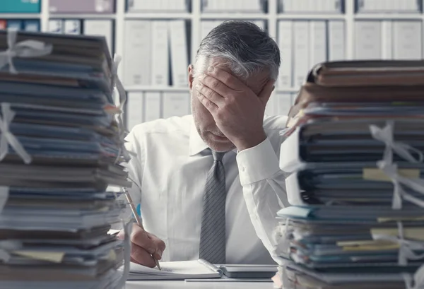 Vurguladı Yorgun Yürütme Ile Aşırı Yüklenmiş Office Masanın Üstünde Evrak — Stok fotoğraf