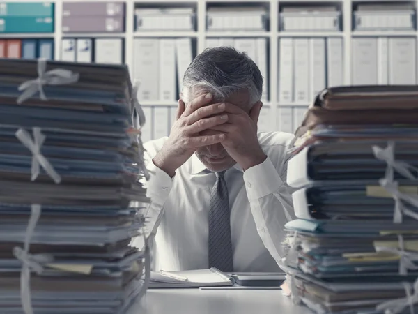 Gestresste Erschöpfte Führungskräfte Mit Arbeit Überladenen Büro Auf Dem Schreibtisch — Stockfoto