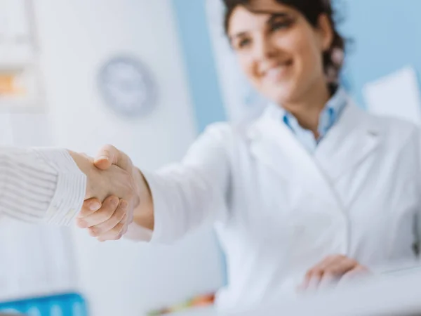 Sonriente Doctora Saludando Paciente Dándole Mano Están Teniendo Una Reunión —  Fotos de Stock