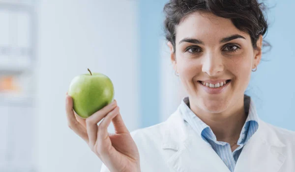 新鮮なリンゴを押しながら笑顔のプロ栄養士 栄養物および食事療法の概念 — ストック写真