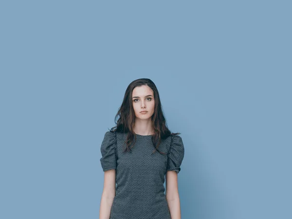 Menina Confiante Jovem Posando Fundo Azul Claro Ela Está Vestindo — Fotografia de Stock