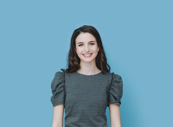 Sonriendo Hermosa Chica Posando Sobre Fondo Azul Claro Ella Está — Foto de Stock