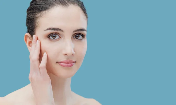 Mooie Lachende Meisje Raakt Haar Gezicht Schoonheid Skincare Concept — Stockfoto