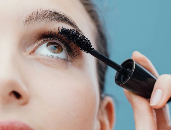 Vrouw Toepassen Mascara Haar Wimpers Make Cosmetica Concept — Stockfoto