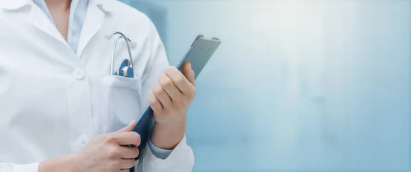 Profissional Médico Segurando Uma Prancheta Posando Conceito Profissionais Saúde — Fotografia de Stock