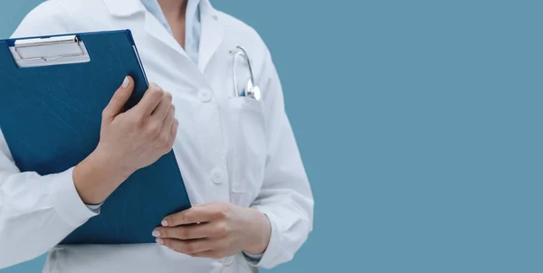 Professional Female Doctor Holding Clipboard Posing Healthcare Professionals Concept — Stock Photo, Image