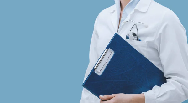 Profissional Médico Segurando Uma Prancheta Posando Conceito Profissionais Saúde — Fotografia de Stock