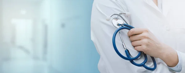 Professionella Kvinnliga Läkare Poserar Och Hålla Ett Stetoskop Hälso Och — Stockfoto