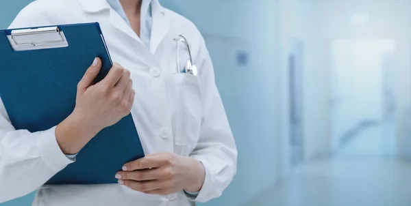 Profissional Médico Segurando Uma Prancheta Posando Conceito Profissionais Saúde — Fotografia de Stock