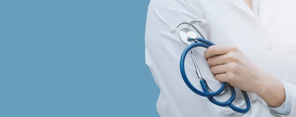 Profesjonalny Lekarz Kobiece Pozowanie Przytrzymanie Stetoskop Służby Zdrowia — Zdjęcie stockowe