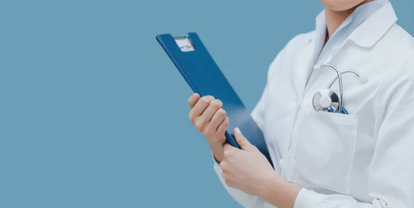 Professional Female Doctor Holding Clipboard Posing Healthcare Professionals Concept — Stock Photo, Image