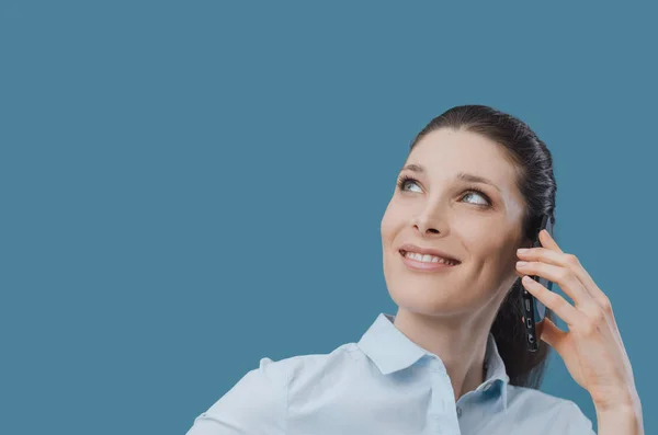Šťastná Mladá Žena Volání Její Smartphone Hledat Dál — Stock fotografie