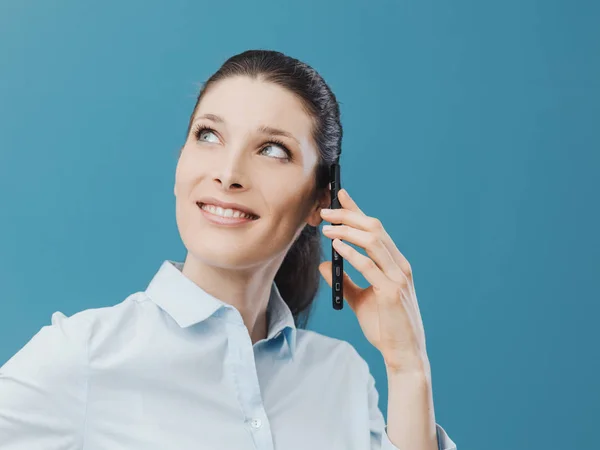 Mujer Joven Feliz Llamando Con Teléfono Inteligente Mirando Hacia Otro —  Fotos de Stock
