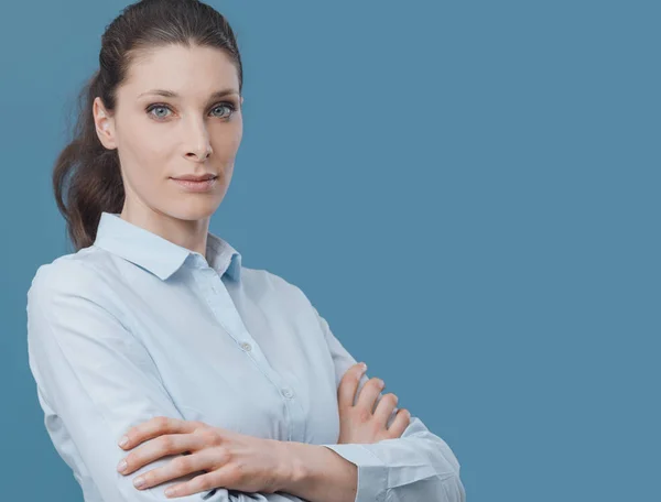 Schöne Selbstbewusste Frau Posiert Mit Verschränkten Armen Und Blickt Die — Stockfoto