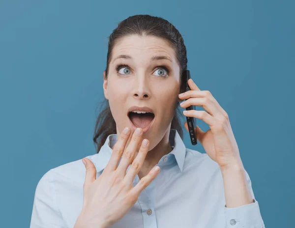 Überraschte Junge Frau Telefoniert Mit Ihrem Smartphone Und Erhält Schockierende — Stockfoto