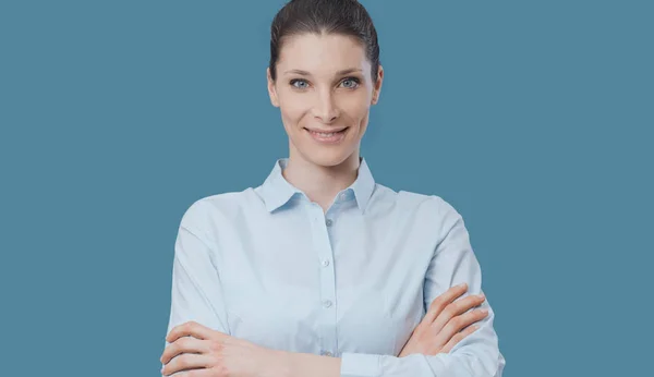 Bella Donna Sicura Posa Con Braccia Incrociate Sorridente Alla Fotocamera — Foto Stock