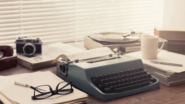 Escritor Periodista Fotógrafo Escritorio Vintage Con Máquina Escribir Cámara Reproductor — Foto de Stock