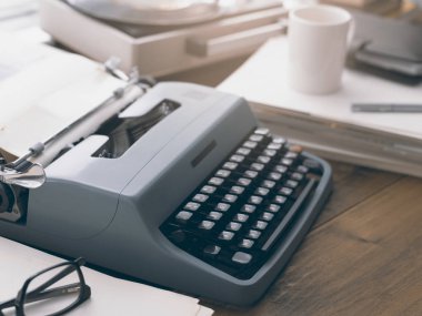 Daktilo ve pikap pikap ile Vintage yazar ve Editör Masası