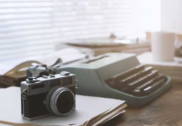 Escritor Periodista Fotógrafo Escritorio Vintage Con Máquina Escribir Cámara Reproductor —  Fotos de Stock