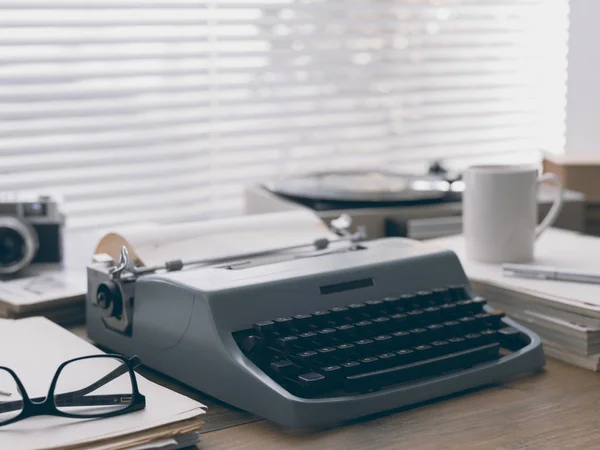 Escritor Periodista Fotógrafo Escritorio Vintage Con Máquina Escribir Cámara Reproductor —  Fotos de Stock