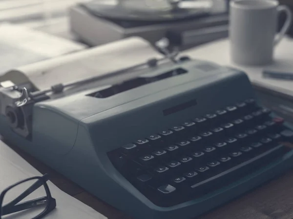 Vintage Writer Editor Desk Typewriter Turntable Record Player — Stock Photo, Image