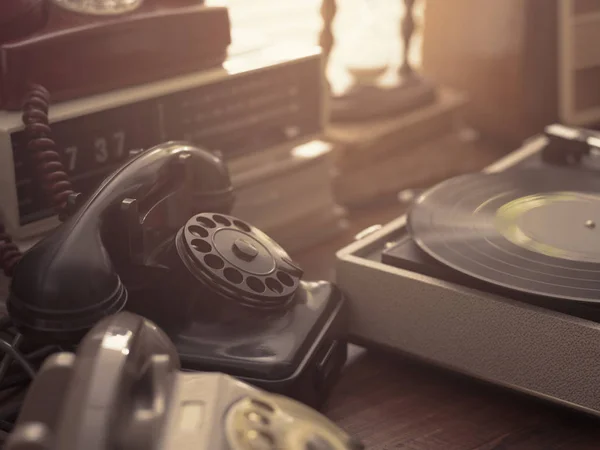 Vintage Retro Heropleving Objecten Apparaten Assortiment Een Tafel Draaiknop Telefoons — Stockfoto