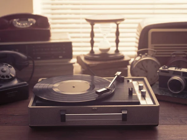 Vintage Retro Revival Objetos Aparelhos Variedade Uma Mesa Gira Discos — Fotografia de Stock