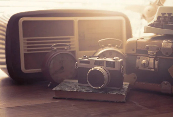 桌上的古董物件 手提箱 照相机 收音机和闹钟 — 图库照片