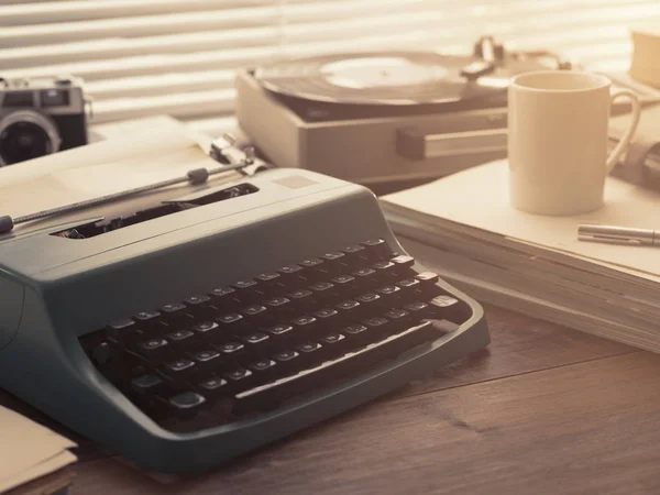 Escritor Periodista Fotógrafo Escritorio Vintage Con Máquina Escribir Cámara Reproductor —  Fotos de Stock