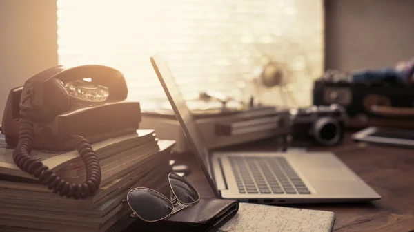 Vintage Desktop Mit Laptop Offenem Koffer Und Retro Objekten — Stockfoto