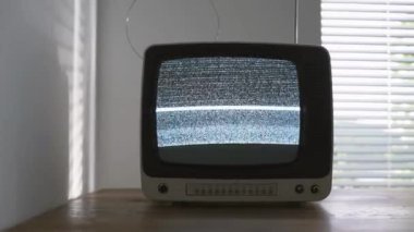 Vintage televizyon ekran, retro canlanma ve yayın kavramı üzerinde statik gürültü görüntüleyen bir tablo