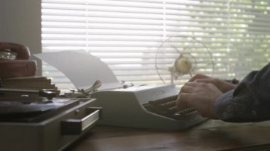 Dostum bir vintage daktiloda yazmaya ve müzik kayıt oyuncu, hobi ve boş zaman kavramı ile oynadı