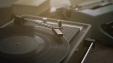 Vintage Vinil kaydı, eğlence ve retro canlanma kavramı, yürütme pikap yakın çekim