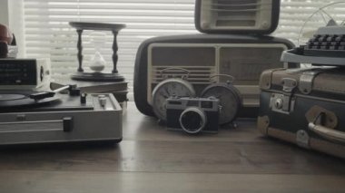 Bir tablo ve pikap vintage nesneler topluluğu, bir vinil kayıt iplik ve iskambil müzik, retro canlanma kavramı