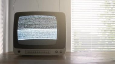 Vintage televizyon ekran, retro canlanma ve yayın kavramı üzerinde statik gürültü görüntüleyen bir tablo
