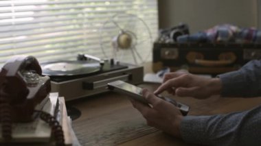 Gezgin adam Online bağlantı dijital değmek perde tablet ve masaüstü şık vintage nesneleri kullanma