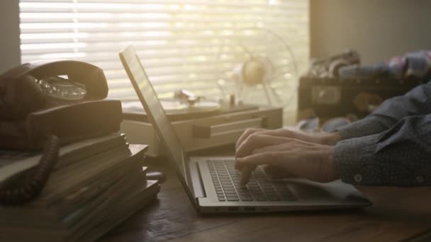 Homem Viajante Conectando Digitando Com Seu Laptop Desktop Com Objetos — Vídeo de Stock