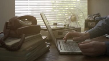 Online Kredi kartıyla alışveriş yaparken adam o arka plan üzerinde bir güvenlik PIN kodunu, vintage çanta yazmakta olduğunu