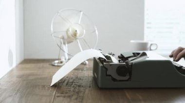 Bir pencere, retro canlanma ve yaratıcılık kavramı yanında antika daktilo yazarak profesyonel yazar