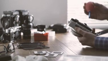 Onun stüdyosunda çalışan ve bir Hava üfleyici, profesyonel fotoğraf ve kamera bakım kavramı kullanarak bir film kamerası temizlik fotoğrafçı